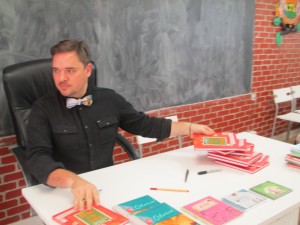 Grzegorz Kasdepke w siedzibie Noble Planners na Glendale, NY, składając autografy